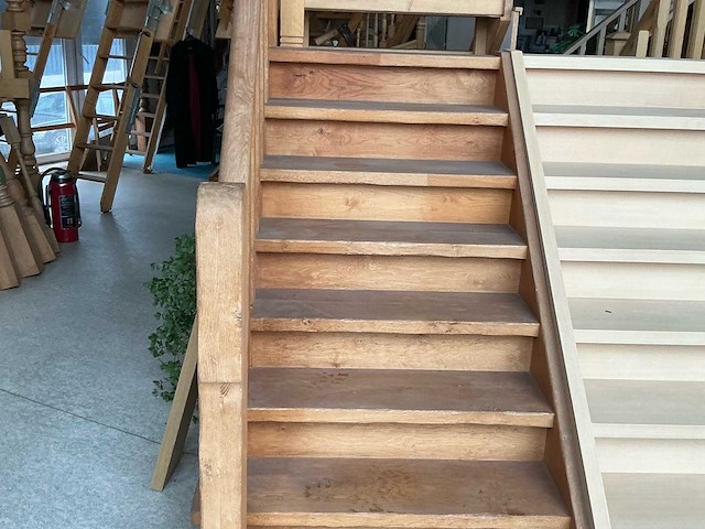 Houten volle eiken trap 8 treden eik europees - afbeelding 1 van  2