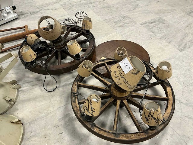 Houten wagenwiel-lamp (2x) - afbeelding 1 van  5