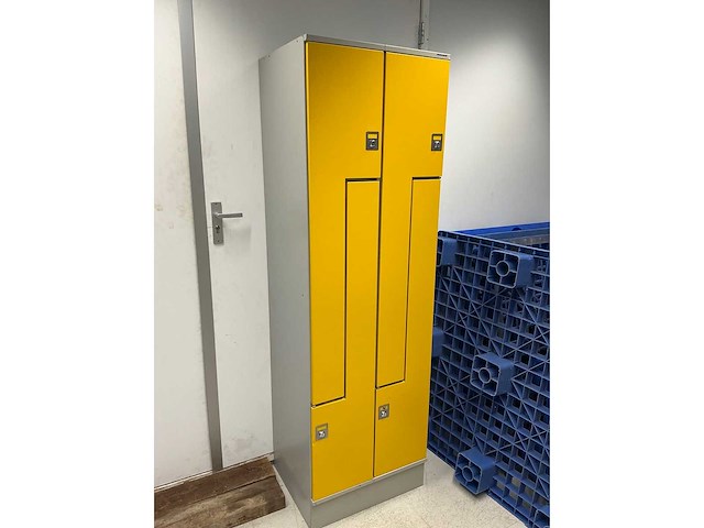 Houten wandkast en stalen lockerkast - afbeelding 1 van  3
