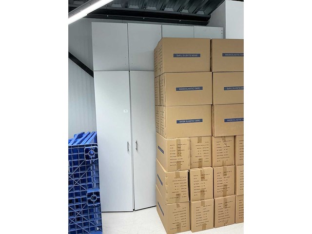 Houten wandkast en stalen lockerkast - afbeelding 2 van  3