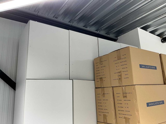 Houten wandkast en stalen lockerkast - afbeelding 3 van  3