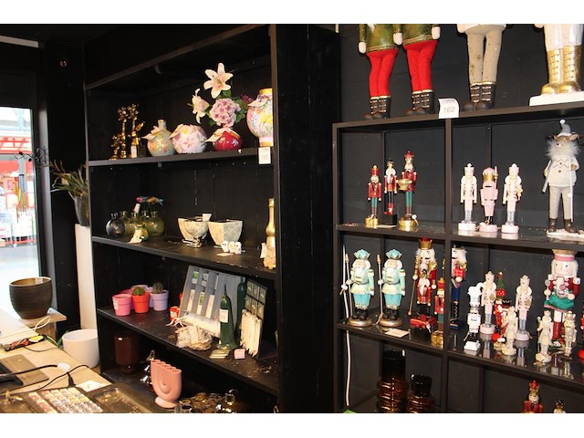 Houten wandkast met drie schappen. afmeting 200 x 200 cm. - afbeelding 1 van  3