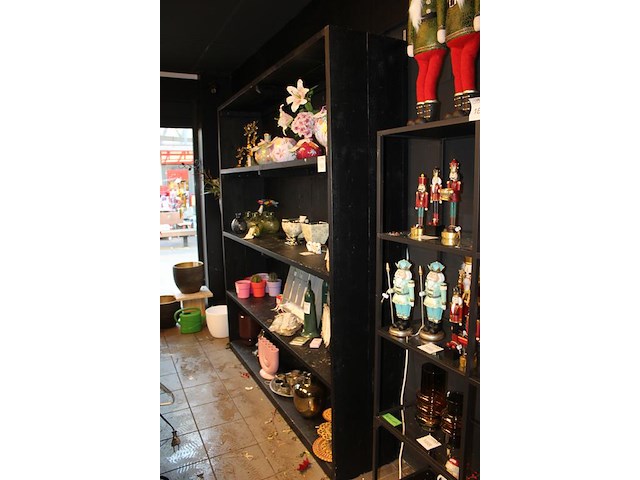 Houten wandkast met drie schappen. afmeting 200 x 200 cm. - afbeelding 2 van  3