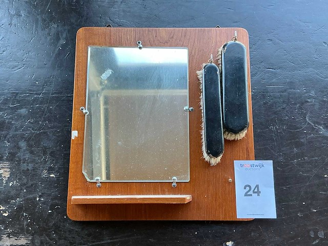 Houten wandspiegel met schoenborstels - afbeelding 1 van  3