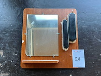 Houten wandspiegel met schoenborstels