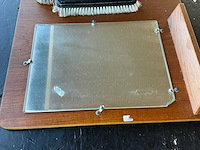 Houten wandspiegel met schoenborstels - afbeelding 2 van  3