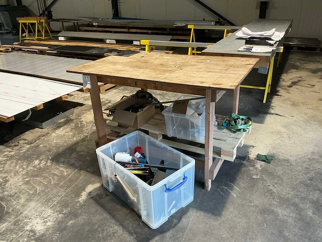 Houten werkbank met handgereedschap - afbeelding 1 van  3