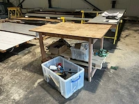 Houten werkbank met handgereedschap