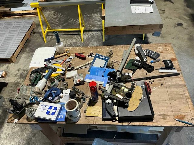 Houten werkbank met handgereedschap - afbeelding 3 van  3
