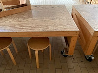 Houten werkbank | verrijdbaar | met 3 krukken - afbeelding 5 van  6