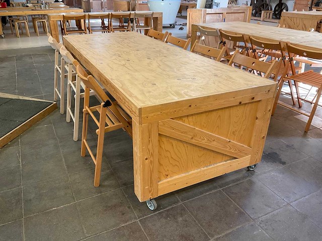 Houten werkbank | verrijdbaar | met 7 klapstoelen - afbeelding 1 van  13