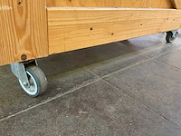 Houten werkbank | verrijdbaar | met 7 klapstoelen - afbeelding 9 van  13