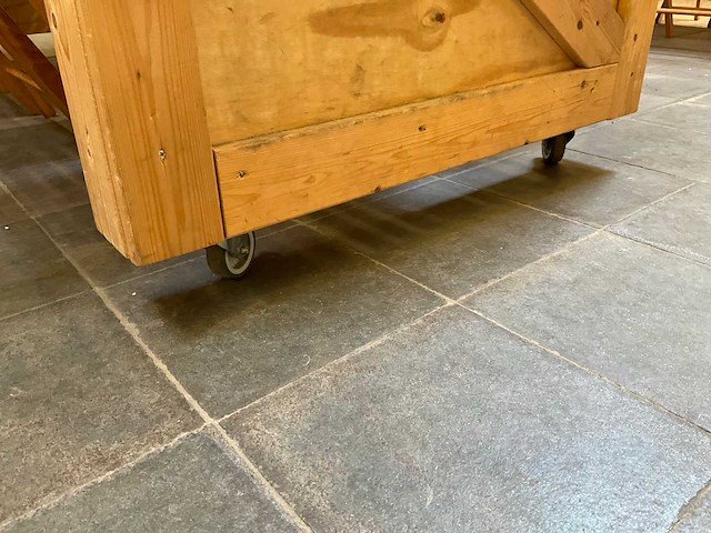 Houten werkbank | verrijdbaar | met 8 klapstoelen - afbeelding 7 van  13