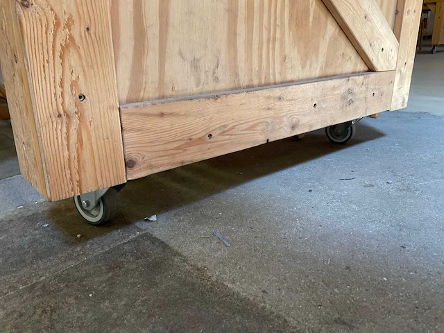 Houten werkbank | verrijdbaar | met 8 klapstoelen - afbeelding 6 van  12