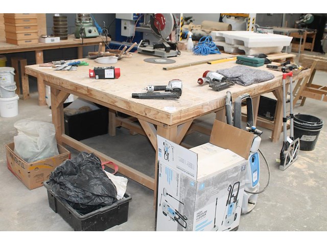 Houten werktafel met afmeting 183 x 248 x 90 cm. let op: exclusief kavels op de werktafel. - afbeelding 1 van  2