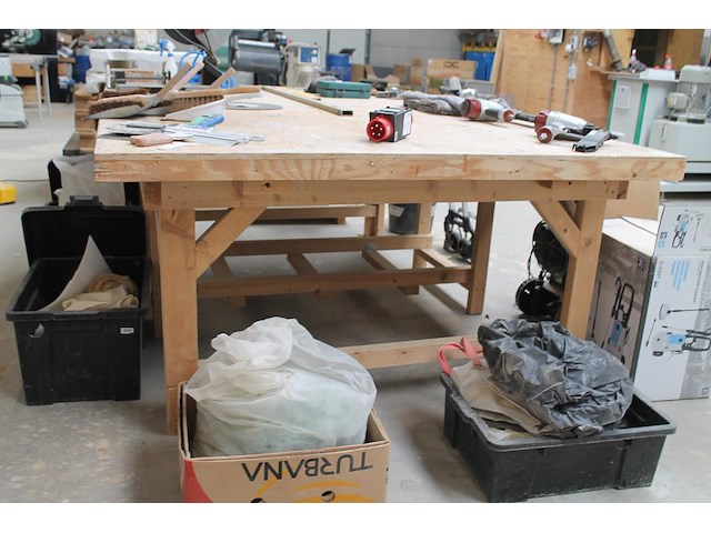 Houten werktafel met afmeting 183 x 248 x 90 cm. let op: exclusief kavels op de werktafel. - afbeelding 2 van  2