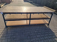 Houten werktafel met stroompunt - afbeelding 1 van  3