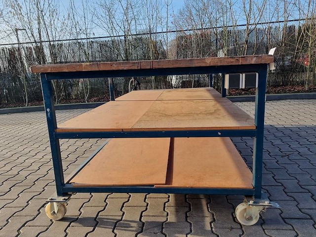 Houten werktafel met stroompunt - afbeelding 2 van  3