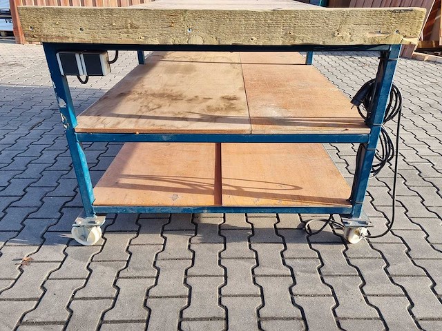 Houten werktafel met stroompunt - afbeelding 3 van  3