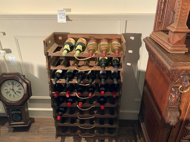 Houten wijnrek met diverse soorten drank - afbeelding 1 van  1