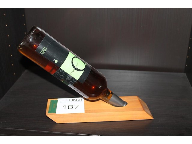 Houten wijnstatief met fles. - afbeelding 1 van  1