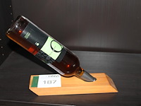 Houten wijnstatief met fles. - afbeelding 1 van  1