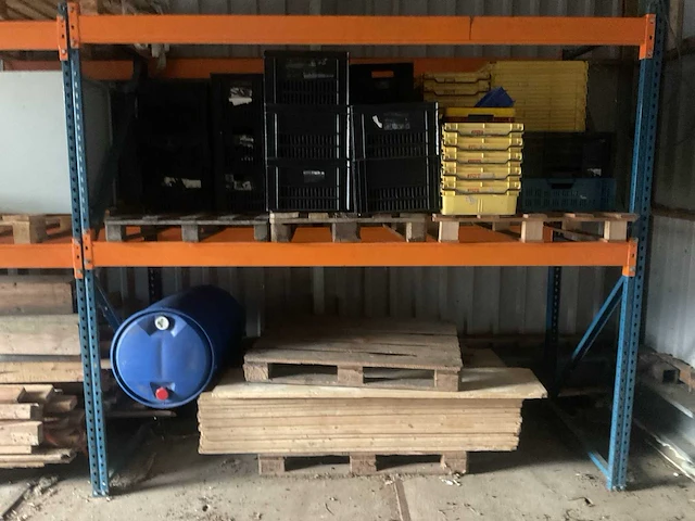 Houtenplaten en kratjes - afbeelding 1 van  3