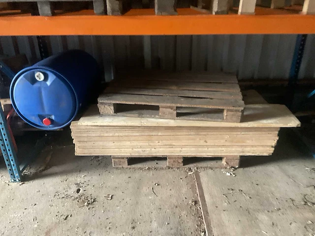 Houtenplaten en kratjes - afbeelding 2 van  3