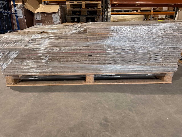 Houtenvloer met multiplex onderlaag ca 50m2 - afbeelding 1 van  7