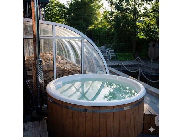 Houtgestookte hottub, baden in luxe - afbeelding 1 van  9
