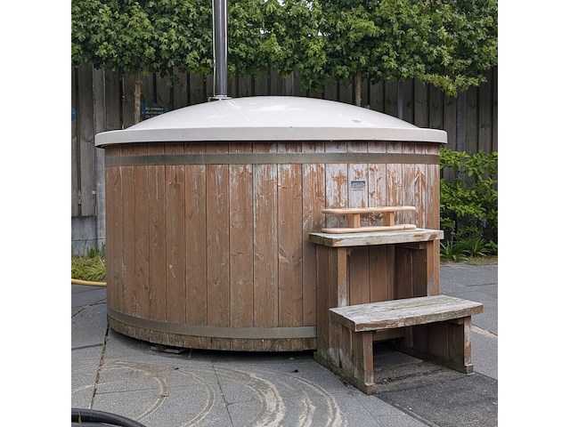 Houtgestookte hottub, baden in luxe - afbeelding 2 van  9