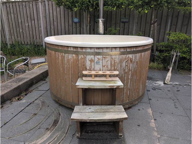 Houtgestookte hottub, baden in luxe - afbeelding 4 van  9