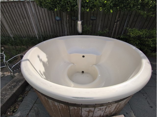 Houtgestookte hottub, baden in luxe - afbeelding 5 van  9