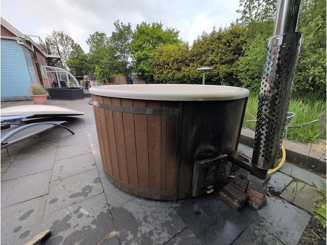 Houtgestookte hottub, baden in luxe - afbeelding 7 van  9