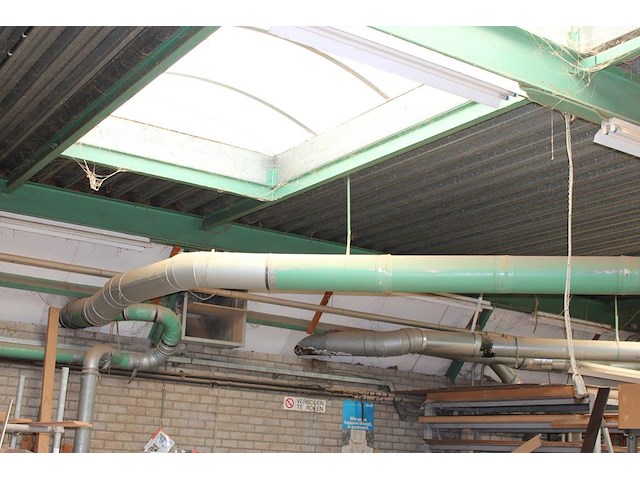 Houtmotafzuigsysteem bestaande uit afzuigsilo, brandkleppen en buiswerk in de werkplaats. silo hoogte ca. 8... - afbeelding 1 van  4