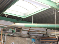 Houtmotafzuigsysteem bestaande uit afzuigsilo, brandkleppen en buiswerk in de werkplaats. silo hoogte ca. 8... - afbeelding 1 van  4