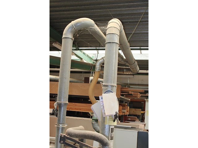 Houtmotafzuigsysteem bestaande uit afzuigsilo, brandkleppen en buiswerk in de werkplaats. silo hoogte ca. 8... - afbeelding 2 van  4