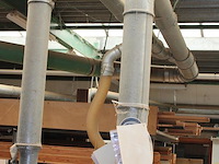 Houtmotafzuigsysteem bestaande uit afzuigsilo, brandkleppen en buiswerk in de werkplaats. silo hoogte ca. 8... - afbeelding 2 van  4