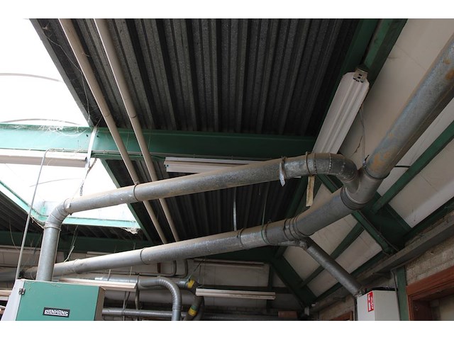 Houtmotafzuigsysteem bestaande uit afzuigsilo, brandkleppen en buiswerk in de werkplaats. silo hoogte ca. 8... - afbeelding 3 van  4