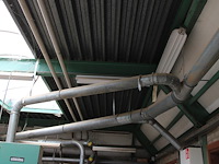 Houtmotafzuigsysteem bestaande uit afzuigsilo, brandkleppen en buiswerk in de werkplaats. silo hoogte ca. 8... - afbeelding 3 van  4