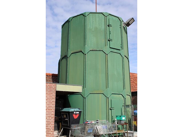 Houtmotafzuigsysteem bestaande uit afzuigsilo, brandkleppen en buiswerk in de werkplaats. silo hoogte ca. 8... - afbeelding 4 van  4