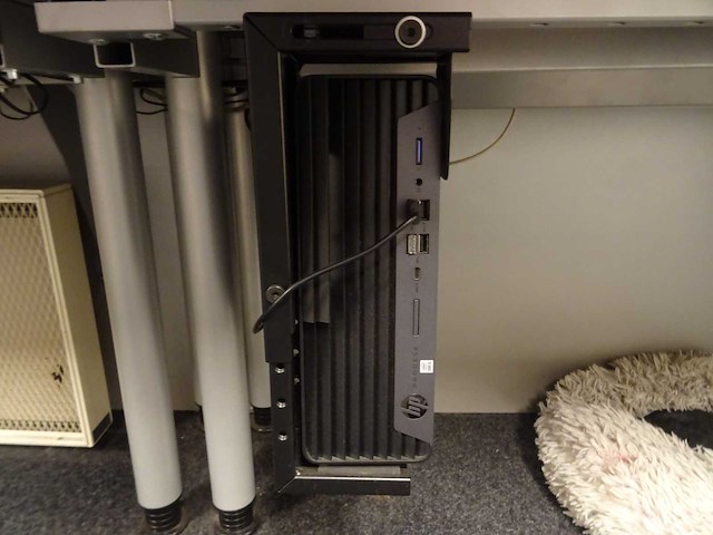 Hp - prodesk - desktop met 2 monitoren - afbeelding 1 van  2