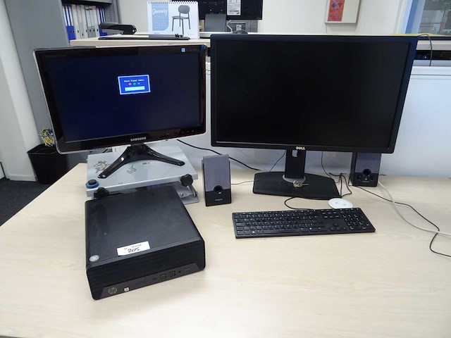 Hp - prodesk - desktop met 2 monitoren - afbeelding 1 van  2