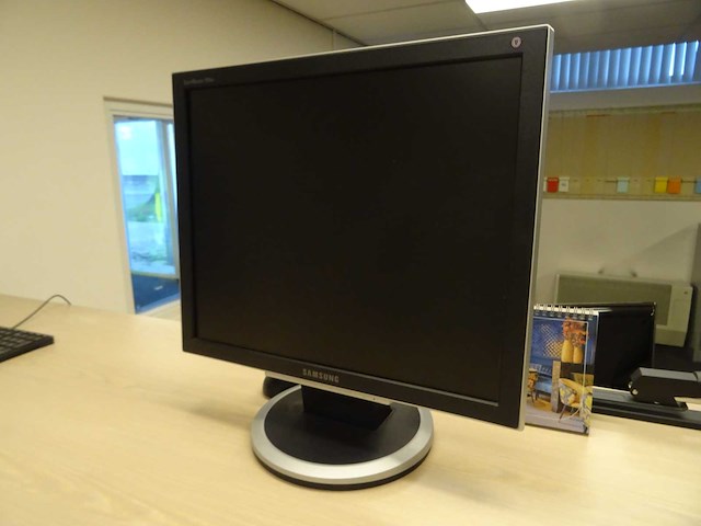 Hp - prodesk - desktop met 2 monitoren - afbeelding 2 van  2