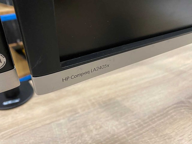 Hp compaq - 24" monitoren met dubbele monitorarm - dp, dvi, vga - afbeelding 16 van  20