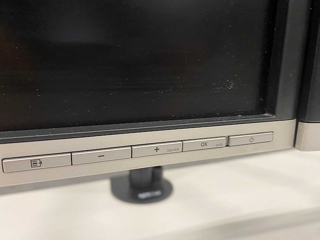 Hp compaq - 24" monitoren met dubbele monitorarm - dp, vga, dvi - afbeelding 15 van  18