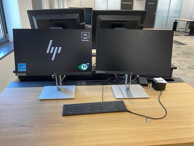 Hp e23 g4 monitoren en dockingstation - afbeelding 1 van  8