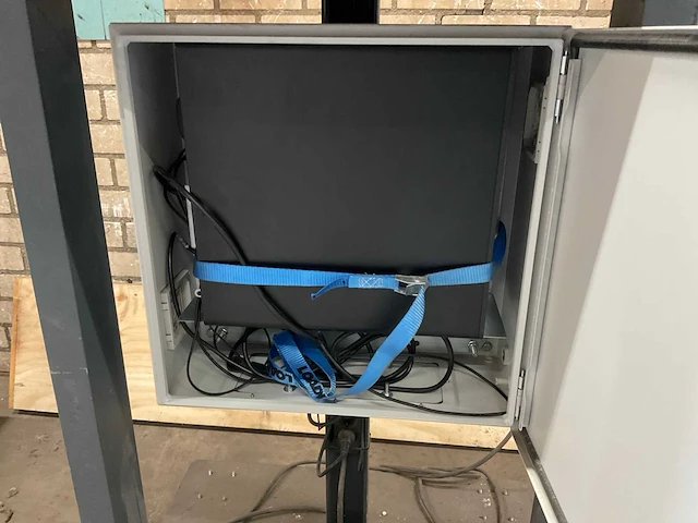 Hp elitedesk 800 g3 desktop en monitor in verrijdbaar frame - afbeelding 6 van  7