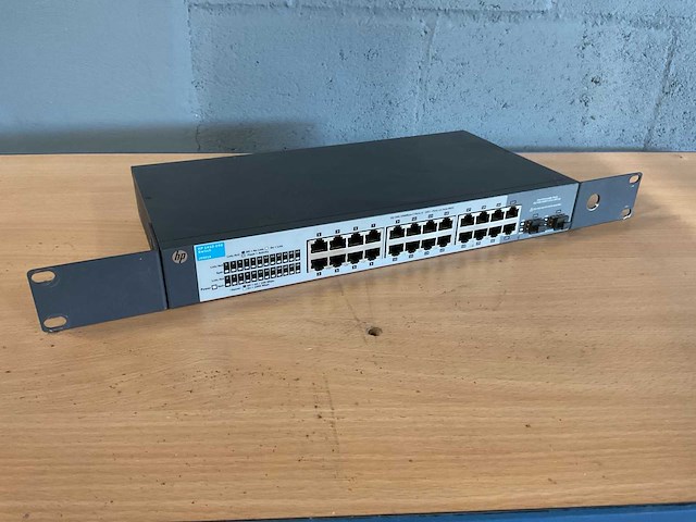 Hp j9561a 1410-24g 24-poorts switch - afbeelding 1 van  2