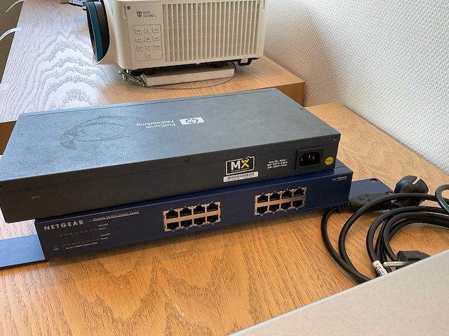 Hp, netgear netwerkswitch (2x) - afbeelding 1 van  1